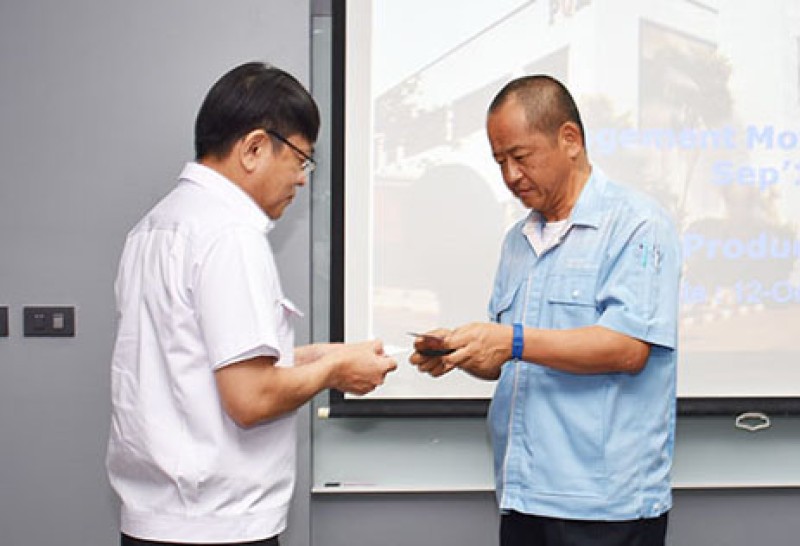 คุณพัฒนศักดิ์ แสนสมรส กรรมการผู้จัดการ บริษัท พี ควอลิตี้ แมชชีน พาร์ท จำกัด ต้อนรับ Mr.Fumio Iwashita President and Ms.Porapar Wichai Buyer of KUBOTA Engine (Thailand) Co.,Ltd. เข้าเยี่ยมชมกิจกรรม KAIZEN 2018 เมื่อวันที่ 17 ตุลาคม 2561